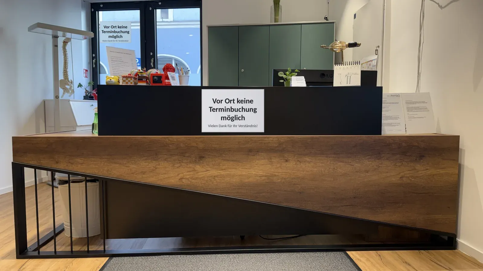 Tresen von Physio links der Isar mit dem Schild „Vor Ort keine Terminbuchung möglich“